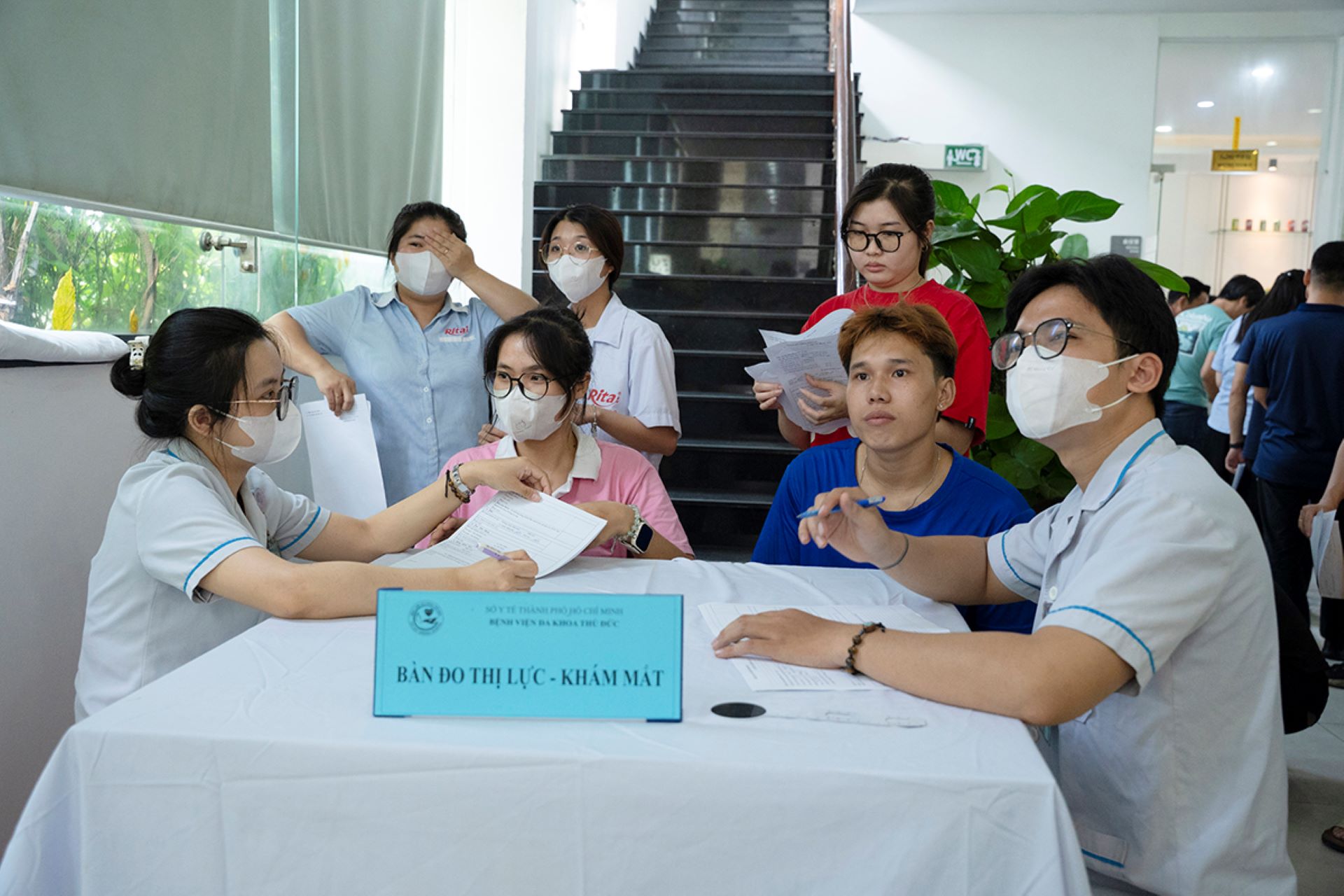 Rita 企业员工健康体检活动现场图，展示员工参与健康检查与企业关怀氛围。