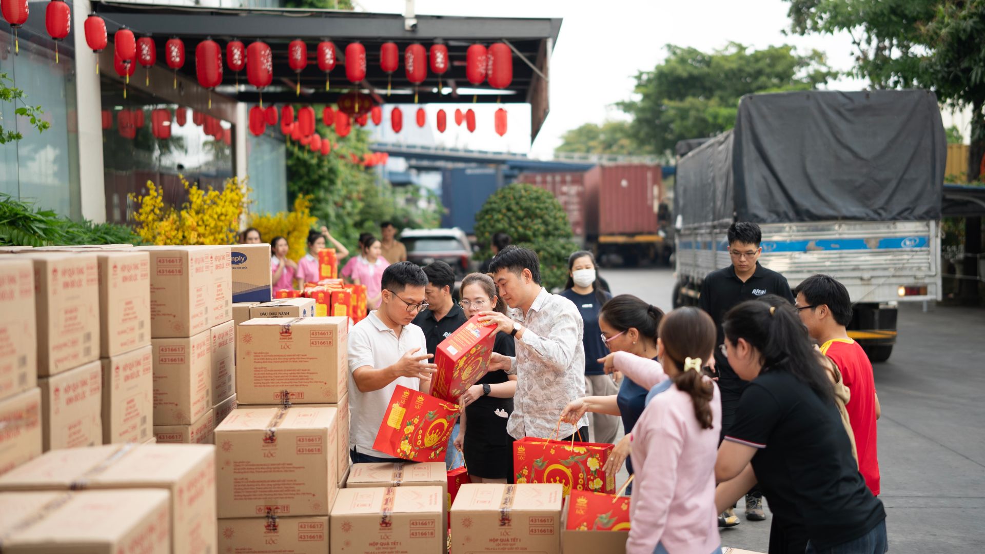 丽塔与工会关怀员工活动现场图，展示员工互动与企业温暖关怀氛围。
